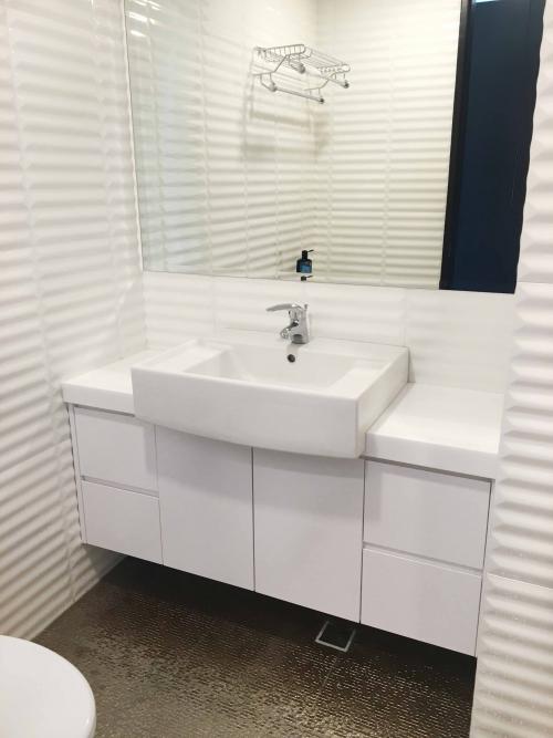 浴室櫥櫃巧收納 瓶瓶罐罐不濕身